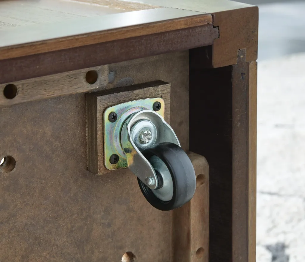T738-20-CASTER-DETAIL.webp