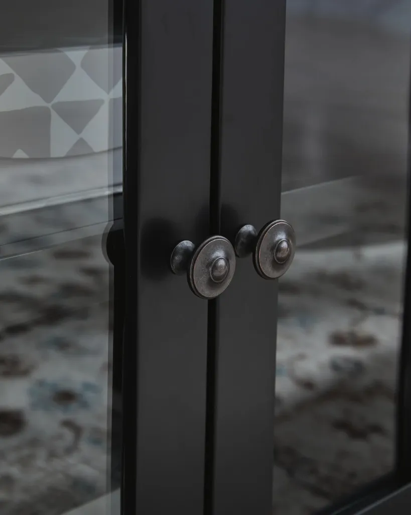 W664-68-KNOB-DETAIL.webp